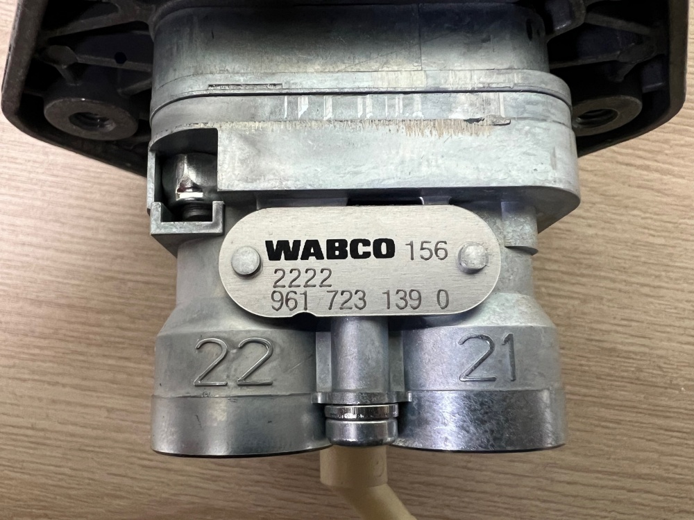 Кран стояночного тормоза (3 выхода) без датчика КамАЗ 54901 / WABCO 9617231390